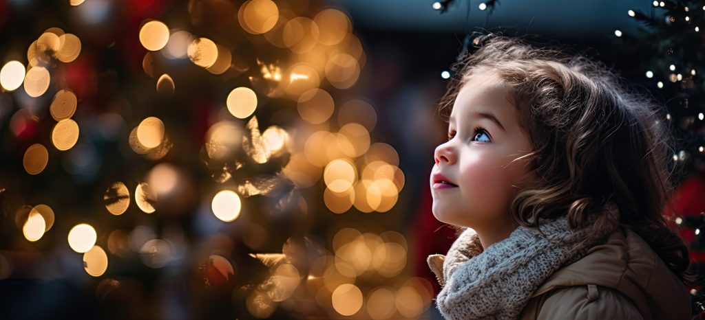 Enfant en manteau d'hiver, lumière floue, symbolisant la prévoyance et la protection santé.