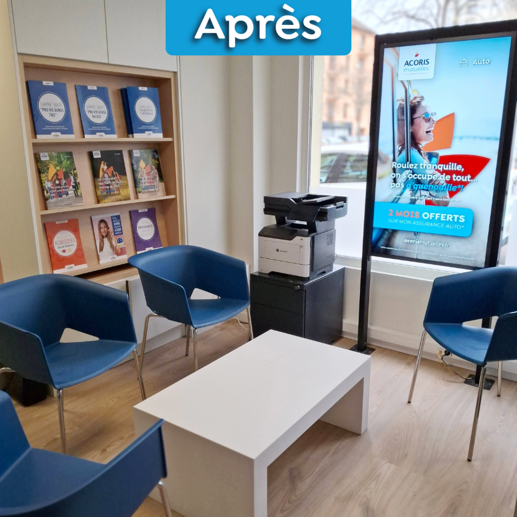 Salle d'attente moderne avec infos sur mutuelle santé affichées, chaises bleues et table blanche.