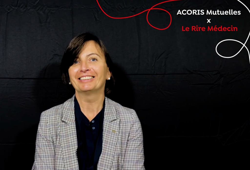 Femme souriante devant ACORIS Mutuelles, prônant mutuelle santé et protection sociale.