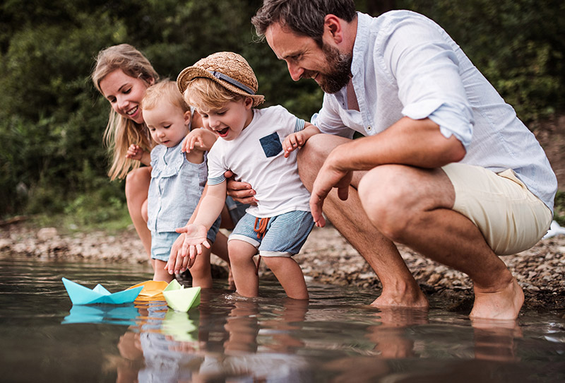 Famille et enfants profitant d'un moment de prévoyance, protégés par une bonne mutuelle santé.