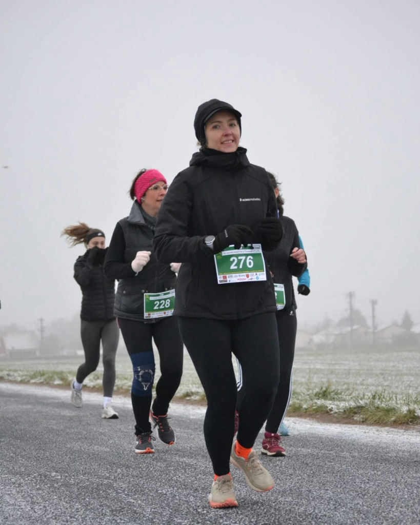 Coureurs équipés en hiver protégés par leur mutuelle santé lors d'une course sous la neige.