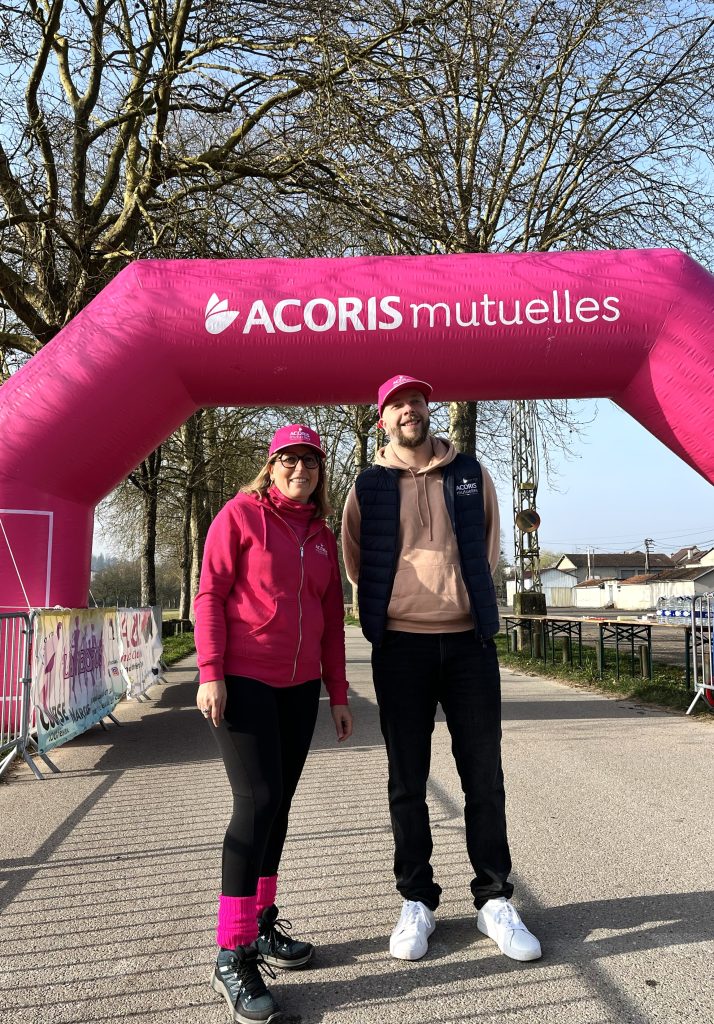 Deux personnes sous une arche rose ACORIS mutuelles, promotion de complémentaire santé en plein air.