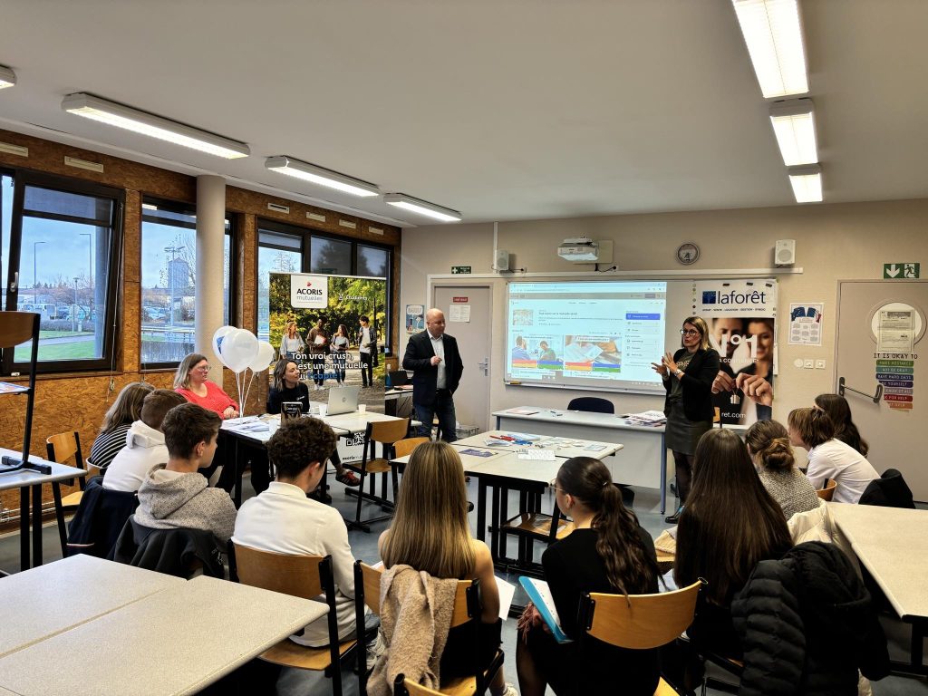 Les étudiants assistent à une présentation sur la mutuelle santé et la protection sociale en classe.