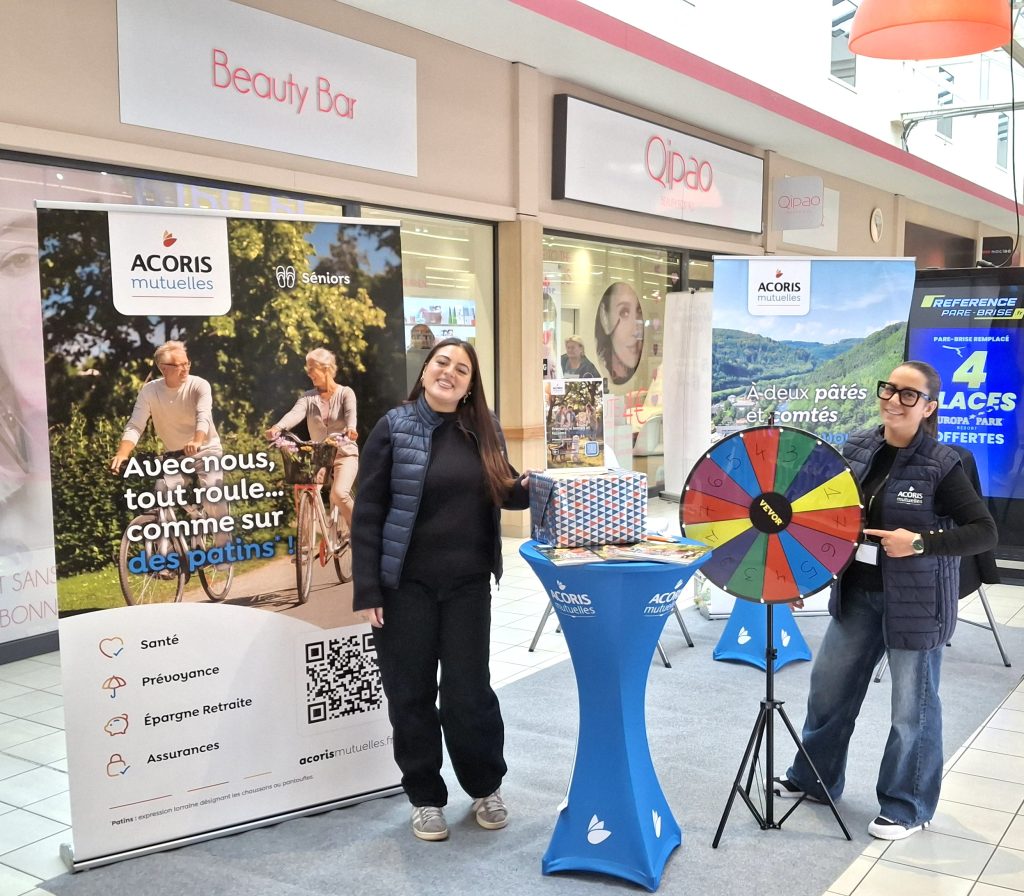 Stand Acoris Mutuelles avec animations et roue de jeu dans un centre commercial.