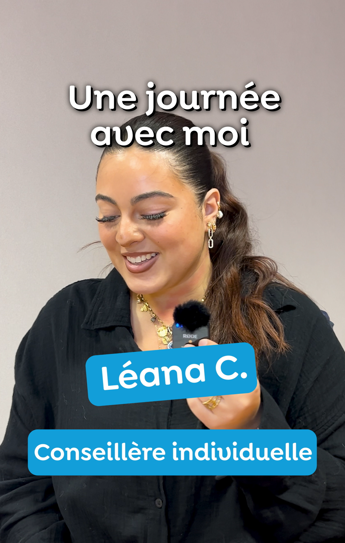 Personne tenant un micro portatif, debout devant un fond neutre. Du texte est incrusté sur l’image : « Une journée avec moi », « Léana C. » et « Conseillère individuelle ».
