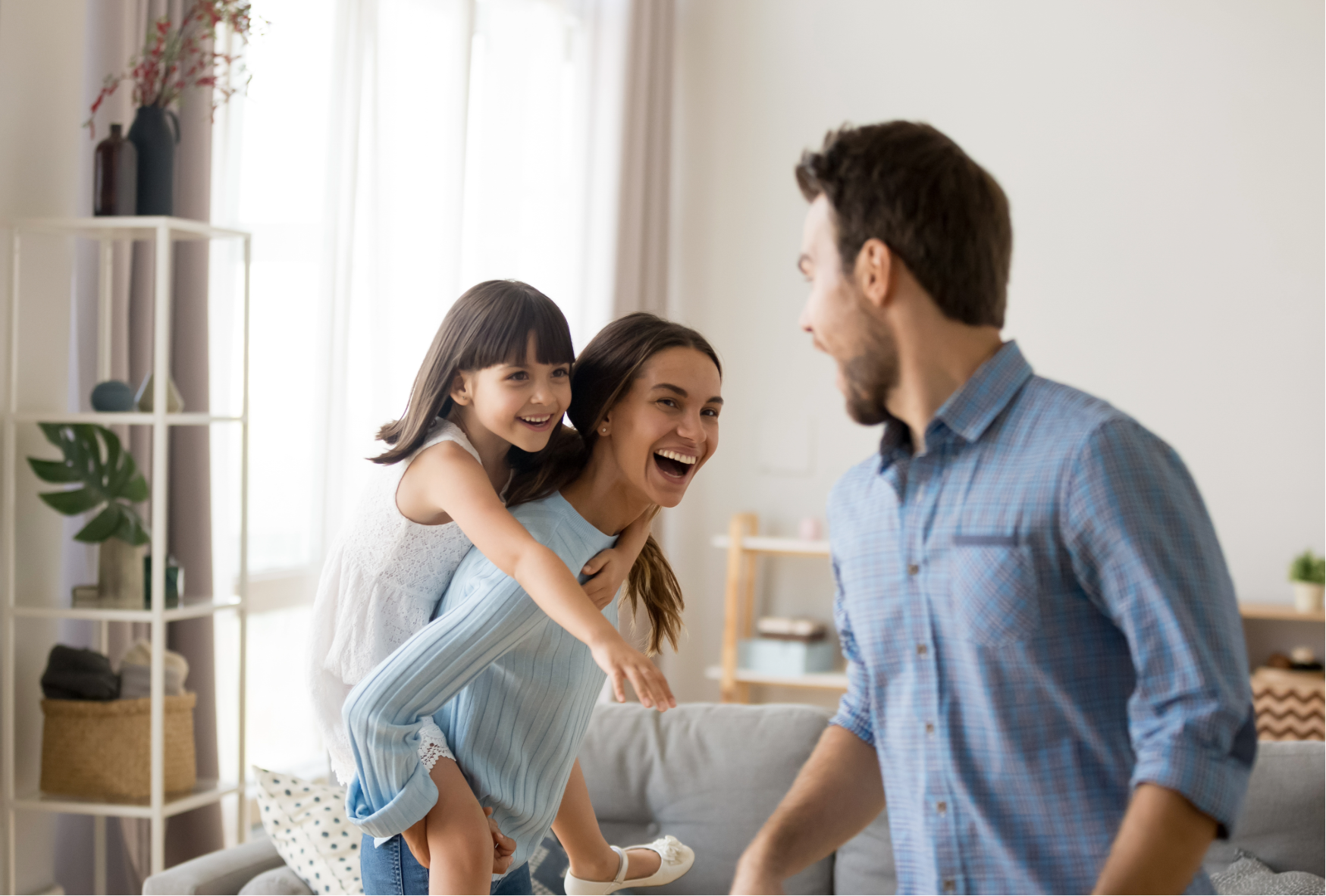 Illustration d’une famille réunie à son domicile dans un environnement convivial et sécurisé.
