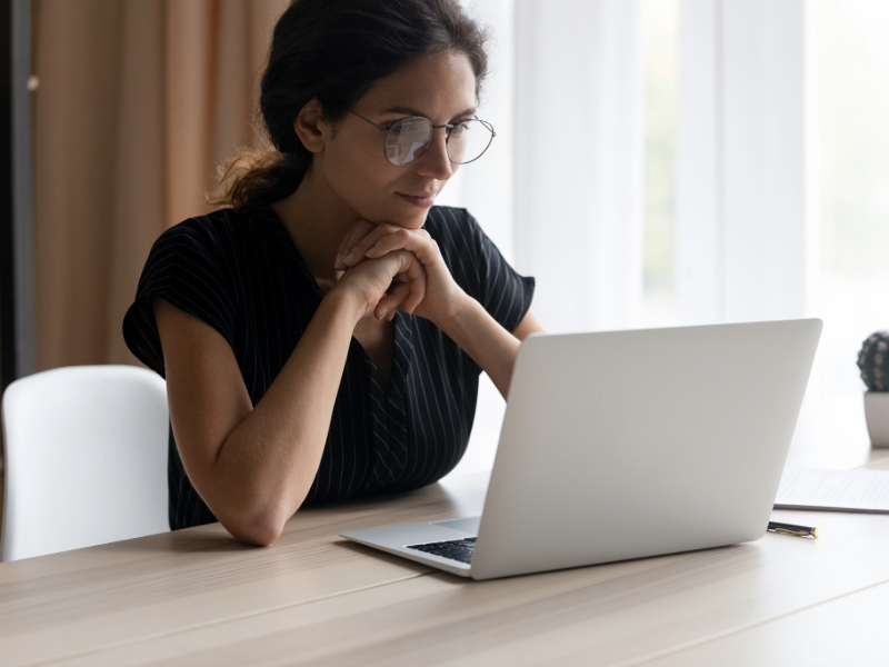 Personne consultant les garanties et remboursements d'une mutuelle santé en ligne sur un ordinateur portable.