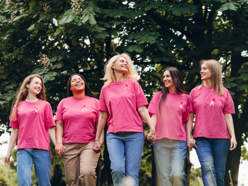 Participants vêtus de rose lors d’une marche de sensibilisation pour Octobre Rose, dédiée à la prévention et au dépistage du cancer du sein.