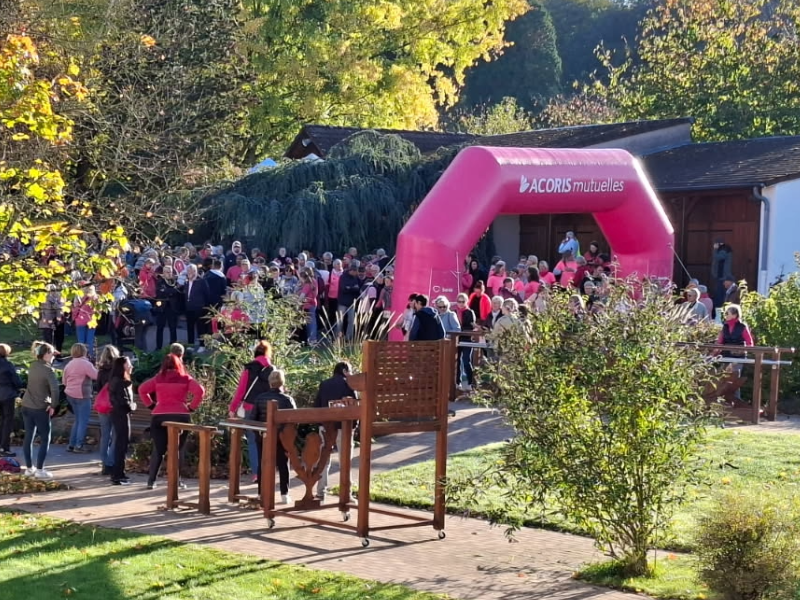 Événement Octobre Rose au SMR Le Château avec l’arche ACORIS Mutuelles et de nombreux participants mobilisés pour la lutte contre le cancer du sein.